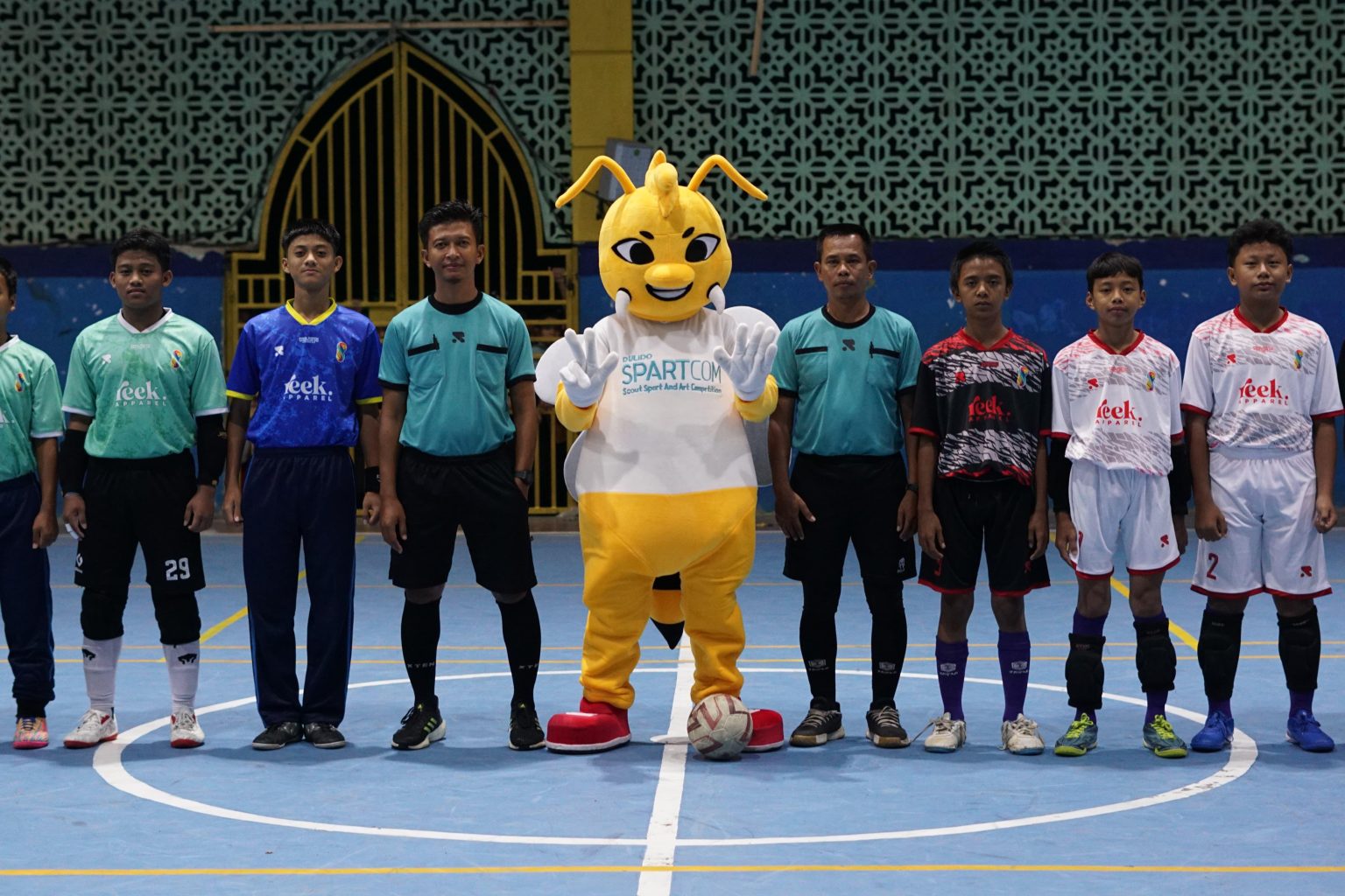 Foto bersama dengan wasit futsal - Spartcom